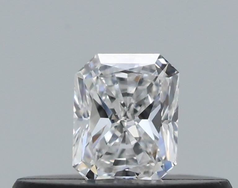 0.16 carat, Colour – E, Clarity – VVS1, Shape – Radiant,  BDM