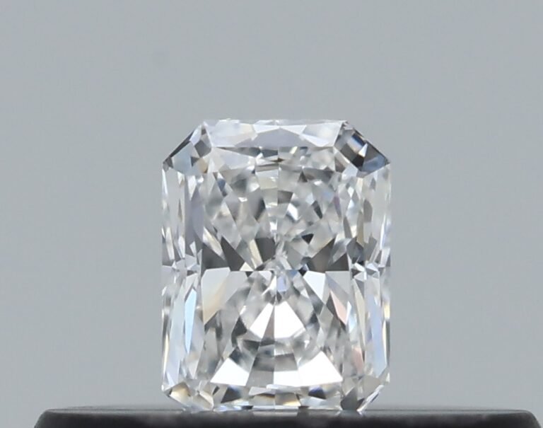 0.16 carat, Colour – E, Clarity – VVS1, Shape – Radiant,  BDM