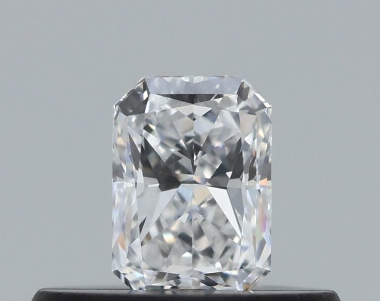0.28 carat, Colour – F, Clarity – VVS2, Shape – Radiant,  BDM